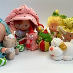 Vintage Lot 4 Strawberry Shortcake And Friends Dolls and a charm (A)
